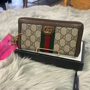 New unused round long wallet by Gucci in excelent condition